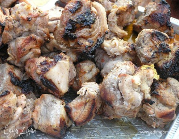 Нанизать мясо и лук на шампуры, готовить на углях до румяной корочки, время от времени переворачивая.