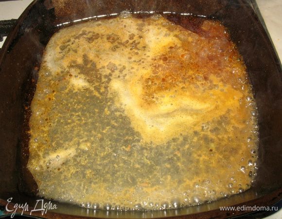 В оставшийся сок от жарки влить виноградный сок и бульон. 