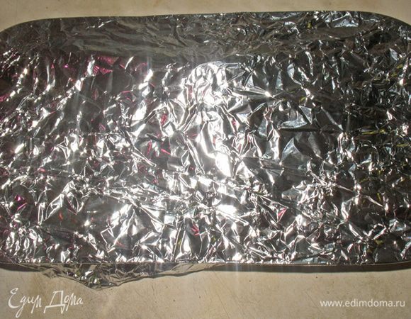 Мясо положить в форму для запекания, влить сок с бульоном. Плотно закрыть фольгой. И поставить на 30 минут в разогретую до 180 градусов духовку. 