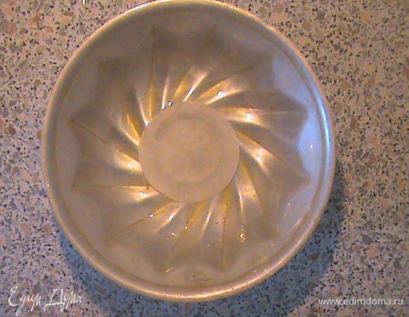 Смазываем маслом форму для пудинга (у меня объём 0,8л) и кладём на дно кружок бумаги для выпечки. Если дно вашей формы плоское, значит кружок делаем на всё дно.