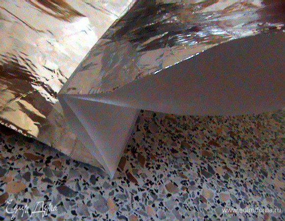 По центру закладываем складку шириной 4см. Складка нужна, т.к. в процессе приготовления пудинг будет подниматься. 