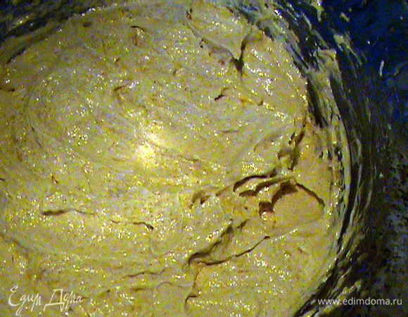 Готовим тесто.
В миске взбиваем сливочное масло с коричневым и ванильным сахаром в бледную пышную пену. Не переставая взбивать, добавляем яйца. и ликёр.