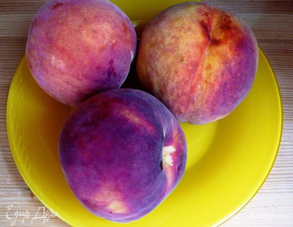 Из персиков удалить косточки и очистить от кожицы. Сделать пюре при помощи блендера. Добавить 100 г сахара и перемешать. 1 ст.л. желатина распустить и добавить к персиковому пюре.