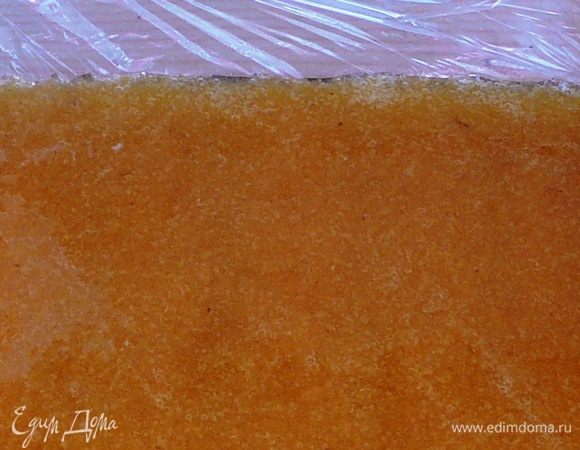 Вылить персиковое желе на печенье и убрать в холодильник на 1 час.