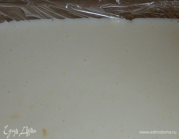 Натуральный йогурт смешать с лимонным соком, цедрой и сахаром, добавить распущенный желатин и слегка взбить. Выложить на застывшее персиковое желе и снова убрать на 1 час в холодильник.