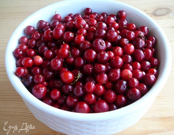 Бруснику помыть и обсушить.