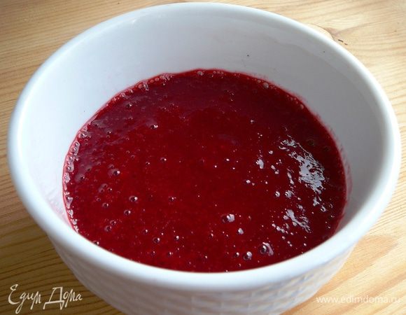 Отжать сок. Оставшуюся массу залить 200 г воды, довести до кипения и варить 10 минут. Процедить, добавить 100 г сахара, перемешать, ввести сок. Охладить. Ввести распущенный желатин. 