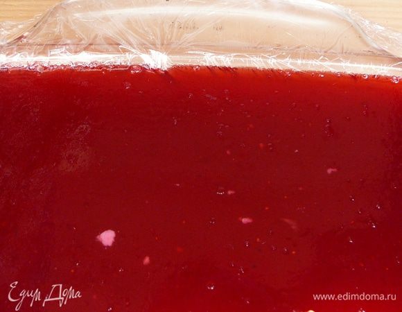 Вылить брусничное желе на застывшее желе из йогурта и охлаждать не менее 3 -х часов. Я оставила на ночь. 