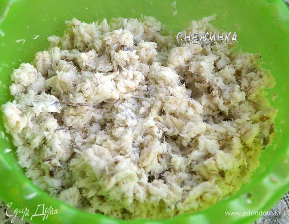 Рыбу отвариваем в подсоленной воде с момента закипания в течение 15 минут. Имеется в виду не рыбное филе, а рыбная тушка без головы. Можно отварить и рыбное филе, тогда его можно взять немного меньше. Затем очищаем рыбу от кожи и костей и разминаем вилкой на кусочки. Мне удобнее было извлекать косточки руками.