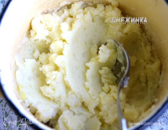 Картофель чистим, нарезаем крупными кусочками и отвариваем в подсоленной воде до готовности. Воду сливаем и разминаем картофель в пюре.
