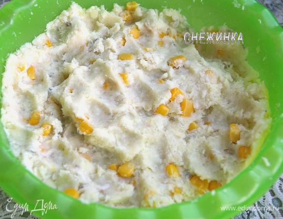 Смешиваем пюре и рыбу, добавляем кукурузу.