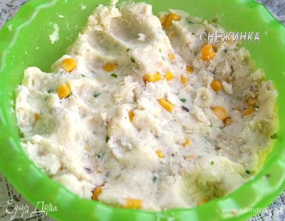 Кладём чили в картофельно-рыбную массу, добавляем растопленное сливочное масло, соль, молотый чёрный перец по вкусу. Хорошенько вымешиваем, предпочтительнее рукой. 