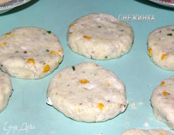 Формируем из готовой массы крокеты округлой формы.