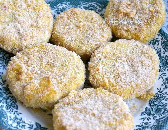 Яйца слегка взбиваем вилкой. В другой тарелке подготовим хлебные крошки. Крокеты вначале обмакиваем в яйце, затем обваливаем в крошках. Убираем в холодильник.