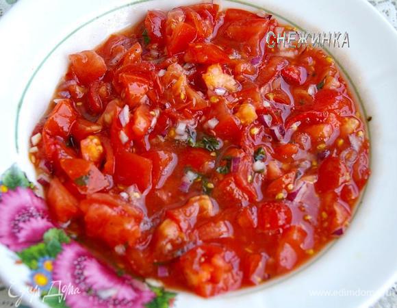 Готовим сальсу. Томаты нарезаем кубиком. Добавляем мелко нарезанную луковицу, истолченный зубок чеснока, измельченный базилик, соль, молотый перец, лимонный сок и оливковое масло. Перемешиваем.