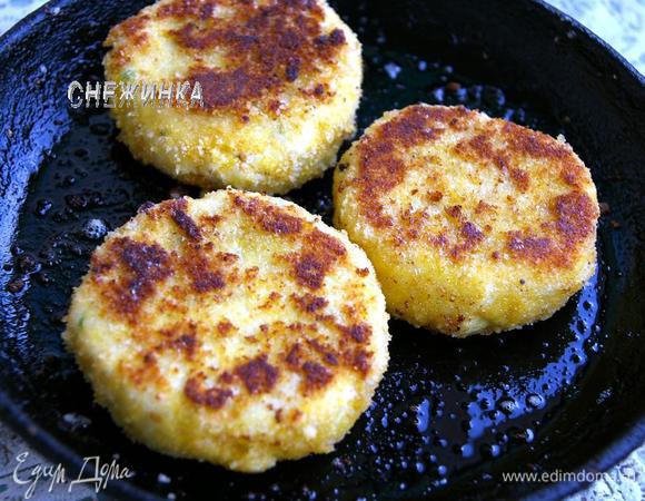 Крокеты обжариваем на оливковом масле до золотистой корочки, перевернув один раз.