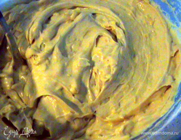 Затем, перемешивая ложкой, вводим муку с разрыхлителем. И миндальные хлопья.