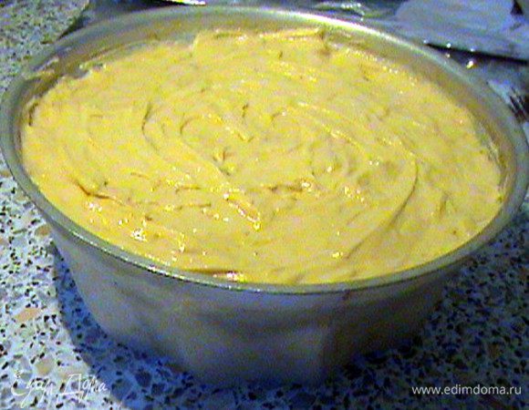 Выкладываем массу в форму и разравниваем поверхность (тесто заполнит не всю форму целиком).