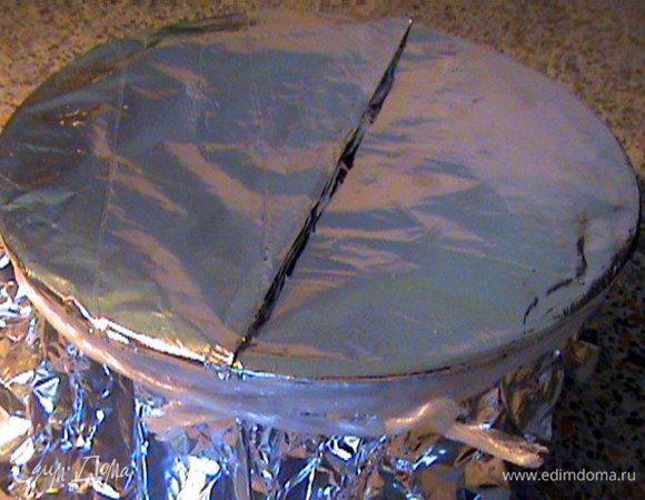 Накрываем форму подготовленным квадратом (фольгой вверх). Плотно прижимаем по краям и перевязываем бечёвкой.