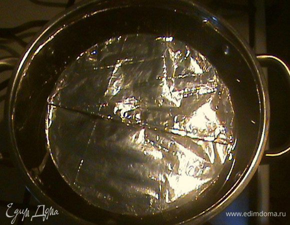 Ставим на дно кастрюли огнеупорную тарелочку. На неё ставим форму с пудингом и наливаем воду до половины формы. Закрываем крышкой, доводим воду до кипения. Убавляем огонь и оставляем готовится наш пудинг 1ч.30мин. При необходимости подливаем воду.