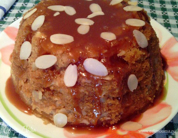 Снимаем с формы фольгу с бумагой. Накрываем блюдом и переворачиваем. С верхушки снимаем бумажный кружок. Поливаем соусом и украшаем миндальными хлопьями. 
