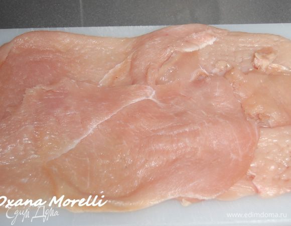 Филе индейки выложить в пласт и слегка отбить. 