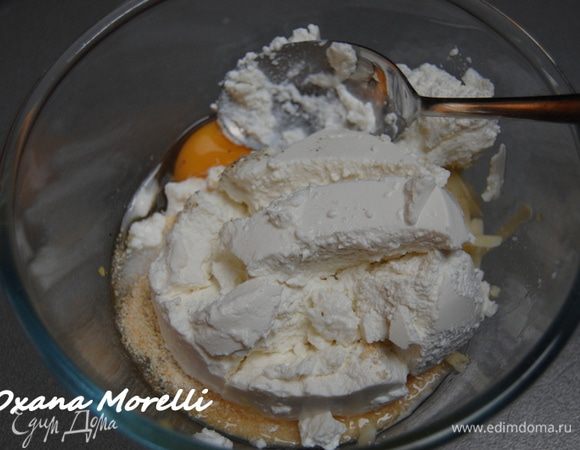 Хлеб измельчить в крошку и смешать с рикоттой. Добавить яйцо, измельченный сыр, соль, перец и цедру половинки лимона.