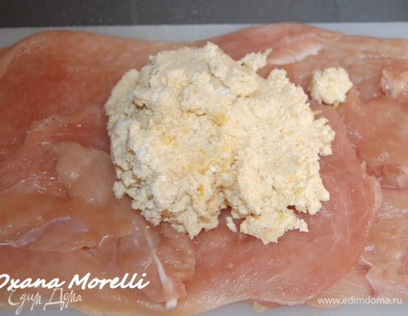 Начинку выложить на мясо.