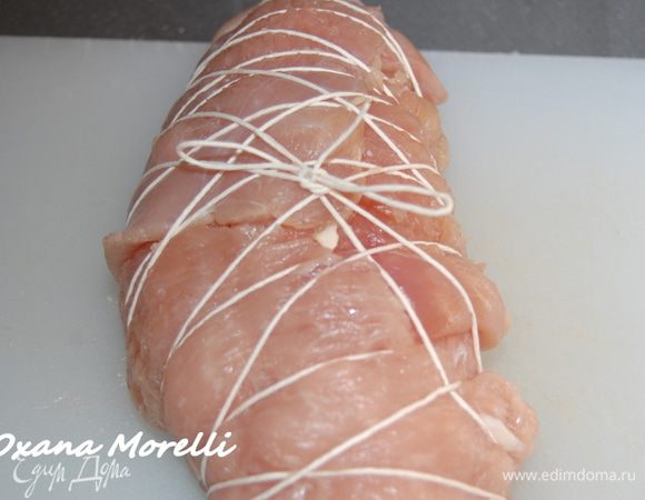 Сформировать рулет и перевязать его шпагатом, промазанным растительным маслом. 