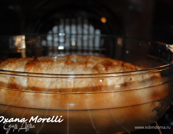 Переложить рулет с луком в форму для запекания и поставить в предварительно разогретую до 180 градусов духовку на 30 минут. В  начале запекания поливать рулет время от времени бульоном, затем выделившимся мясным соком. 