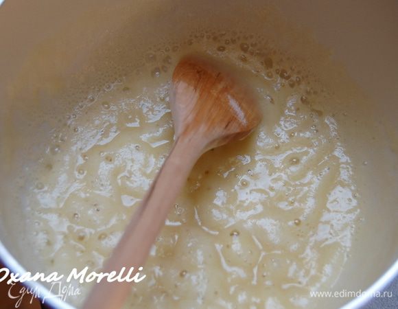 Для приготовления соуса сабайон порезать второй лук-шалот и обжарить его в оставшемся сливочном масле со щепоткой соли. 