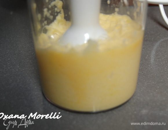 Снять с огня, немного остудить, добавить желтки  и взбить в блендере до однородной пышной массы. 