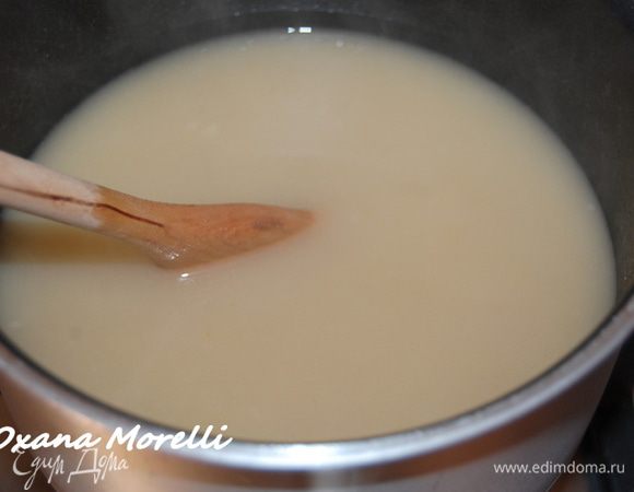 Добавить вермут, цедру половины лимона и 1 ст.л. лимонного сока.  Посолить, поперчить и готовить на водяной бане, постоянно помешивая, пока соус не загустеет. 