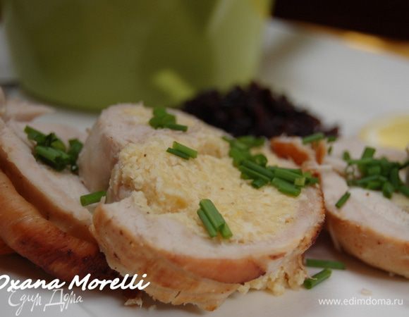 Порезать рулет на порционные кусочки, полить соусом сабайон и посыпать измельченным зеленым луком. 