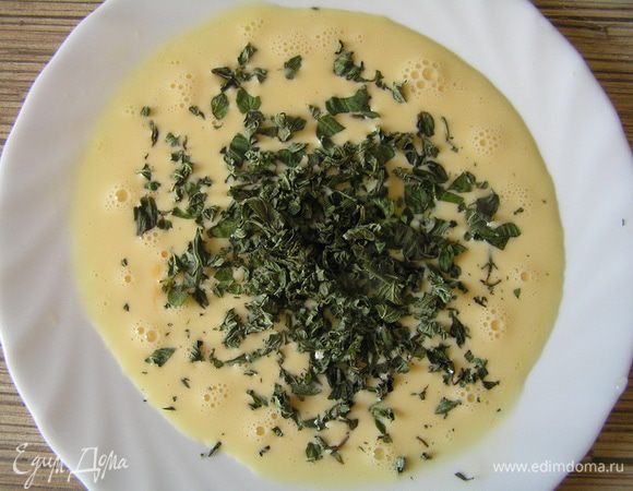 нарезанные листья мяты, перемешать.