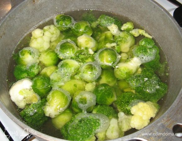 Брокколи, романеско и цветную капусту разобрать на соцветия средней величины, а качанчики брюссельской разрезать пополам. Высыпать капусту в кипящую подсоленную воду, дать закипеть и поварить 3 - 4 минуты. Откинуть в дуршлаг - пусть стекает.