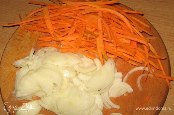 Лук нарезать полукольцами, морковь тонкой соломкой на всю длину и обжарить на смеси масел до мягкости.