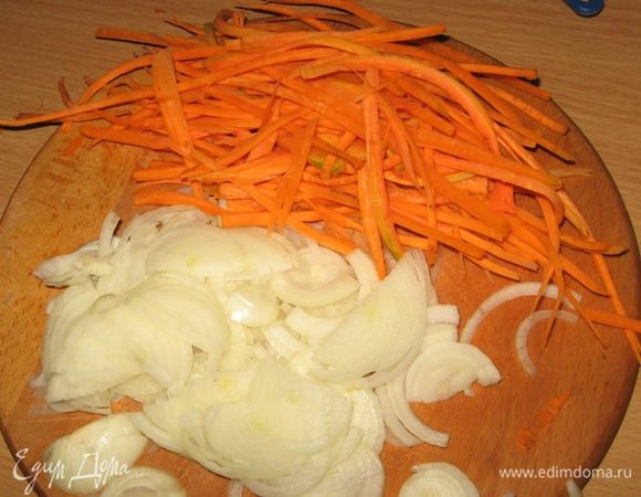 Лук нарезать полукольцами, морковь тонкой соломкой на всю длину и обжарить на смеси масел до мягкости.