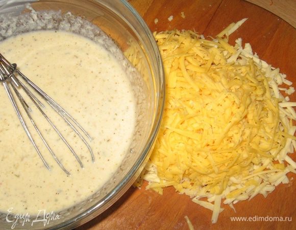 Смешать йогурт с яйцами и специями в однородную массу. Натереть сыр на крупной терке и ввести в соус.