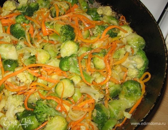 Капусту перемешать с луком и морковью, посолить и поперчить (по надобности) и выложить в емкость для запекания.