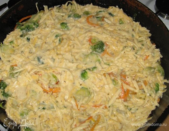 Залить сверху соусом с сыром и поставить в духовку на 25 минут при 200 градусах.