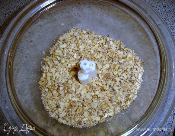 Измельчить в блендере орехи так, чтобы были кусочки а не крошка..