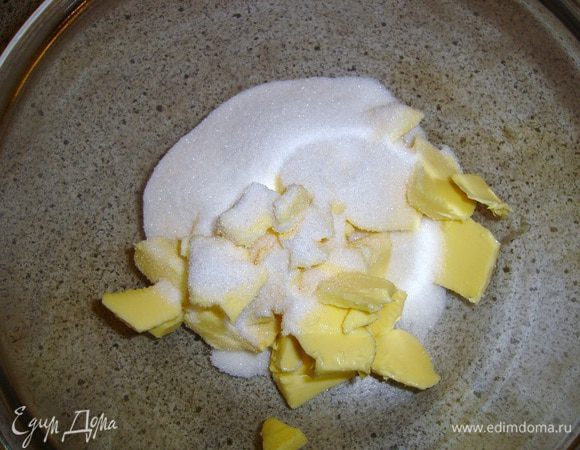 Масло взбить с песком добела минут 15..на высокой скорости..