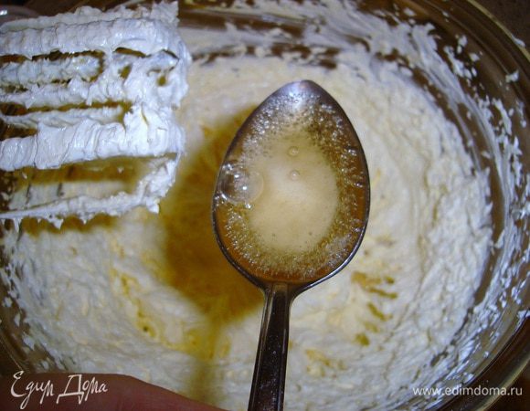 Добавляем погашенную в уксусе соду..и перемешиваем..