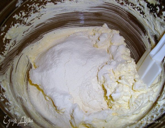 добавляем муку просеянную в несколько этапов....и перемешиваем лопаткой..