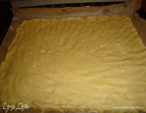 Духовку разогреваем до 180 градусов..На противень застилаем бумагу..и распределяем по нему тесто..