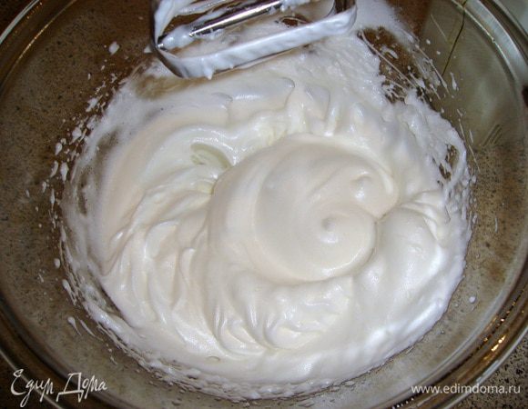 взбить белки с сахаром до крепких пиков