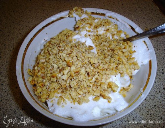 добавляем к белкам одну часть орехов.. и перемешиваем..