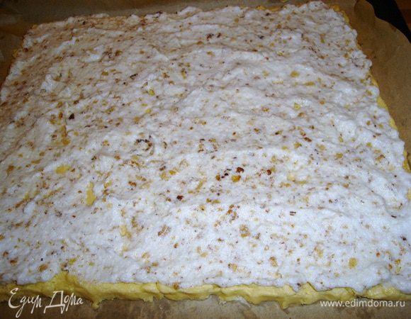 мажем суфле на тесто.. и отправляем в духовку примерно на 40 мин., кладите противень чуть выше среднего уровня..