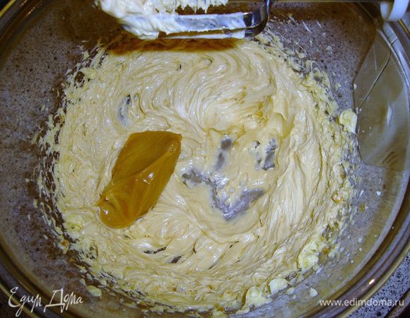 Для крема взбиваем мягкое масло..и по одной ложке добавляем сгущеное молоко..и опять взбиваем так до конца..